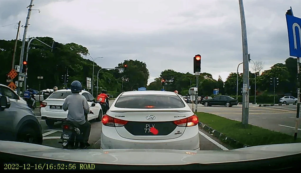 ROADCAM R2 Improve Driving Safety with High-Quality Dash Cams - Image 9